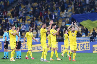 KYIV, UKRAINE - 13 Ekim 2020: Ukraynalı oyuncular Kyiv 'deki NSK Olimpiyskiy stadyumunda oynanan UEFA Uluslar Ligi maçı sonrasında taraftarlarına teşekkür ediyor. Ukrayna 1-0 kazandı