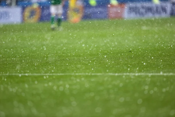 Detaily Zelené Trávy Fotbalového Hřiště Vidět Během Dešťových Přeháněk — Stock fotografie