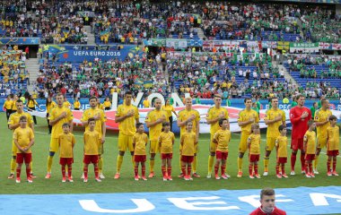 LYON, FRANCE - 16 Haziran 2016: Ukrayna Milli Futbol Takımı oyuncuları, UEFA EURO 2016 maçından önce Kuzey İrlanda 'ya karşı Stade de Lyon Stadyumu' nda milli marşı dinlediler