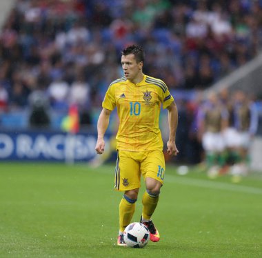 LYON, FRANCE - 16 Haziran 2016: Ukraynalı Yevhen Konoplyanka, Fransa 'nın Lyon kentindeki Stade de Lyon stadyumunda oynanan UEFA EURO 2016 maçında topu kontrol ediyor