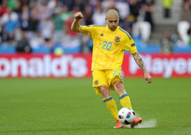 LYON, FRANCE - 16 Haziran 2016: Ukraynalı Yaroslav Rakitskiy, Kuzey İrlanda 'daki Stade de Lyon stadyumunda oynanan UEFA EURO 2016 maçında topa vuruyor