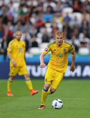 LYON, FRANCE - 16 Haziran 2016: Ukraynalı Viktor Kovalenko, Kuzey İrlanda 'daki Stade de Lyon stadyumunda oynanan 2016 UEFA EURO maçı sırasında topu kontrol ediyor