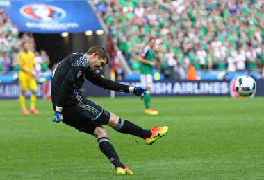 LYON, FRANCE - 16 Haziran 2016: Kuzey İrlandalı kaleci Michael McGovern, UEFA EURO 2016 maçında Stade de Lyon stadyumunda Ukrayna 'ya karşı mücadele etti. N.Ireland 2-0 kazandı.