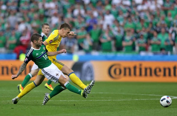 Lyon Francja Czerwca 2016 Oliver Norwood Irlandii Północnej Walczy Piłkę — Zdjęcie stockowe