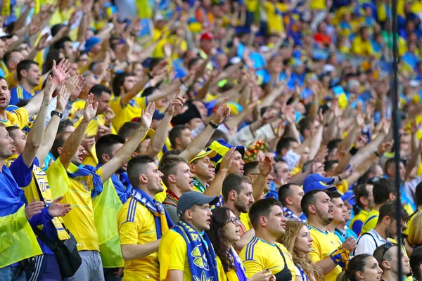 フランス リヨン 2016年6月16日 ウクライナのファンは フランスのリヨンにあるStade Lyonスタジアムで開催されたUefa Euro 2016ゲームウクライナV Northern Irelandで彼らのサポートを示しています — ストック写真