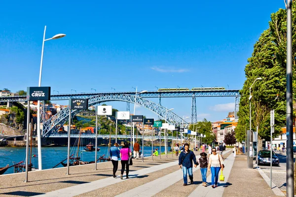葡萄牙波尔图 2019年6月19日 波尔图市新戴盖亚市中心的景色 游客们走在Avenida Diogo Leite大街上 本台背景的路易斯一世桥和地铁 — 图库照片