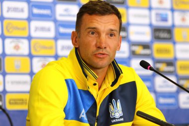 KHARKIV, UKRAINE - SEPTEMBER 2, 2017: Ukrayna Milli Takımı teknik direktörü Andriy Shevchenko, FIFA Dünya Kupası 2018 ön eleme karşılaşmasına OSC Metalist Stadyumu 'nda Türkiye ile oynanan karşılaşma öncesinde basın toplantısına katıldı