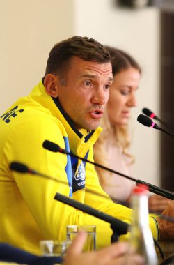 KHARKIV, UKRAINE - SEPTEMBER 2, 2017: Ukrayna Milli Takımı teknik direktörü Andriy Shevchenko, FIFA Dünya Kupası 2018 ön eleme karşılaşmasına OSC Metalist Stadyumu 'nda Türkiye ile oynanan karşılaşma öncesinde basın toplantısına katıldı