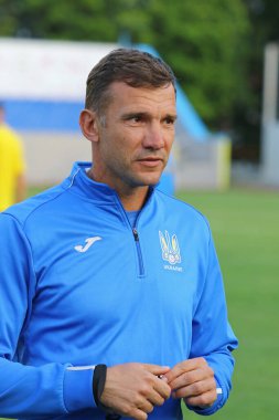 KHARKIV, UKRAINE - SEPTEMBER 2, 2017: FIFA Dünya Kupası 2018 ön eleme karşılaşması öncesinde Ukrayna Milli Futbol Takımı antrenmanı sırasında teknik direktör Andriy Shevchenko görev başında