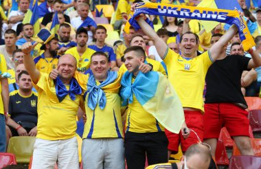 BÜKREŞ, ROMANIA - 21 Haziran 2021: Ukraynalı taraftarlar UEFA EURO 2020 maçında Ulusal Arena Bükreş Stadyumu 'nda Ukrayna - Avusturya maçında desteklerini gösterdiler