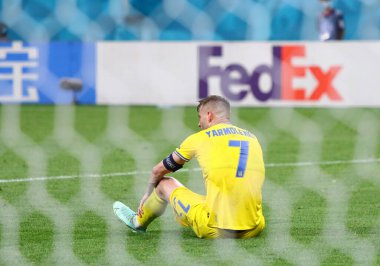 BÜKREŞ, ROMANIA - 21 Haziran 2021: Ukrayna 'dan Andriy Yarmolenko, UEFA EURO 2020 maçından sonra Milli Arena Bükreş Stadyumu' nda Avusturya 'ya karşı oynadığı maçta çimlerin üzerinde yer aldı. Avusturya 1-0 kazandı