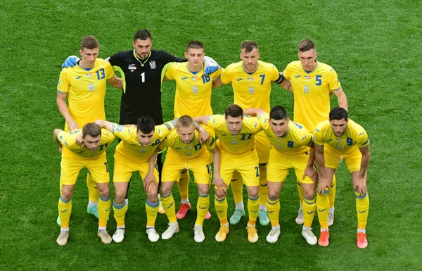 布加勒斯特 罗马尼亚 2021年6月21日 乌克兰国家足球队队员在2020年欧洲杯对阵奥地利的比赛前在布加勒斯特国家体育馆摆出一张团体照 — 图库照片