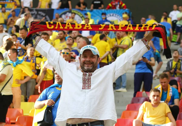 Bucharest Romania 2021年6月21日 ウクライナのファンは Uefa Euro 2020の試合中に彼らのサポートを示していますウクライナVオーストリア国立アリーナブカレストスタジアムで — ストック写真