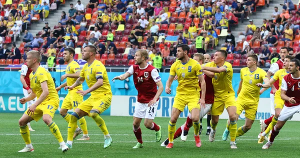 Bucharest Roménia Junho 2021 Jogadores Ucranianos Amarelo Austríacos Lutam Por — Fotografia de Stock