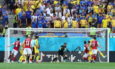 BÜKREŞ, ROMANIA - 21 Haziran 2021: Christoph Baumgartner (# 19 in Red) UEFA EURO 2020 maçında Ukrayna 'ya karşı Milli Arena Bükreş Stadyumu' nda gol attı. Avusturya 1-0 kazandı