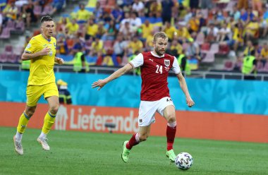BÜKREŞ, ROMANIA - 21 Haziran 2021: UEFA EURO 2020 maçında Ukrayna ile Bükreş Ulusal Arena Stadyumu 'nda oynanan karşılaşmada Avusturya Konrad Laimer. Avusturya 1-0 kazandı