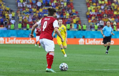 BÜKREŞ, ROMANIA - 21 Haziran 2021: Avusturyalı Marcel Sabitzer UEFA EURO 2020 maçında Ukrayna 'ya karşı Bükreş Ulusal Arena Stadyumu' nda maç yapıyor. Avusturya 1-0 kazandı