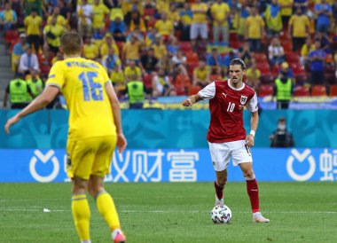 BÜKREŞ, ROMANIA - 21 Haziran 2021: UEFA EURO 2020 maçında Ukrayna ile Bükreş Ulusal Arena Stadyumu 'nda oynanan karşılaşmada Avusturyalı Florian Grillitsch. Avusturya 1-0 kazandı