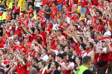 BUCHAREST, ROMANIA - 21 Haziran 2021: UEFA EURO 2020 Ukrayna - Avusturya maçı sırasında Avusturyalı destekçilerle Ulusal Arena Bükreş stadyumu tribünleri