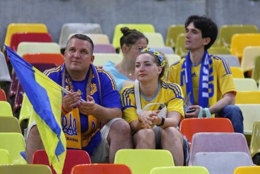 BÜKREŞ, ROMANIA - 21 Haziran 2021: Milli Arena Bükreş stadyumunun tribünlerindeki Ukraynalı taraftarlar, takımının Avusturya 'ya karşı 0-1 UEFA EURO 2020 maçını kaybetmesinin ardından üzgünler