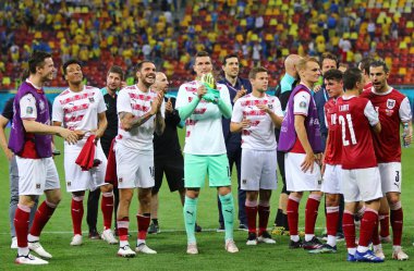 BÜKREŞ, ROMANIA - 21 Haziran 2021: Avusturyalı oyuncular UEFA EURO 2020 maçını Ukrayna 'ya karşı Bükreş Ulusal Arena Stadyumu' nda kazandıktan sonra kutladılar