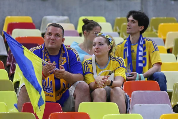伯明翰 罗马尼亚 2021年6月21日 乌克兰球迷在布加勒斯特国家体育馆 National Arena Bucharest 对奥地利的比赛中以0 1负于欧洲足联2020年欧洲杯 乌克兰球迷为此感到难过 — 图库照片