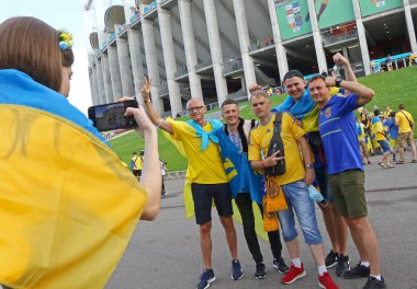BÜKREŞ, ROMANIA - 21 Haziran 2021: Ukraynalı futbol taraftarları UEFA EURO 2020 Ukrayna - Avusturya maçından önce Bükreş Ulusal Arena stadyumu yakınlarında fotoğraf çektiler