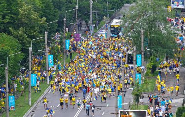 BUCHAREST, ROMANIA - 21 Haziran 2021: Ukrayna futbol taraftarları UEFA EURO 2020 Ukrayna - Avusturya maçından önce Ulusal Arena Bükreş stadyumuna geçit töreni düzenlediler
