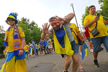 BÜKREŞ, ROMANIA - 21 Haziran 2021: Ukraynalı futbol taraftarları UEFA EURO 2020 Ukrayna-Avusturya maçından önce Bükreş Ulusal Arena Stadyumu 'na giderken eğlendiler
