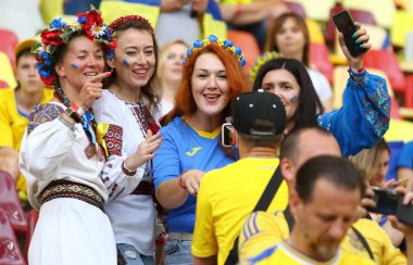 BÜKREŞ, ROMANIA - 21 Haziran 2021: Ukraynalı futbol taraftarları UEFA EURO 2020 Ukrayna - Avusturya maçından önce Ulusal Arena Bükreş stadyumunun tribünlerinde fotoğraf çektiler