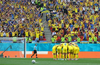 BÜKREŞ, ROMANIA - 21 Haziran 2021: Ukraynalı oyuncular UEFA EURO 2020 maçından önce Ulusal Arena Bükreş Stadyumu 'nda Ukrayna' ya karşı Avusturya maçında birbirlerini cesaretlendirdiler
