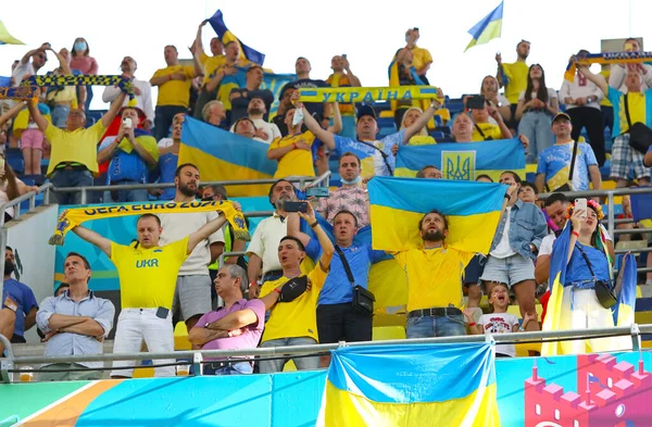 布鲁塞尔 罗马尼亚 2021年6月21日 乌克兰足球迷在2020年欧洲杯足球赛前在布加勒斯特国家体育场演唱乌克兰国歌 — 图库照片