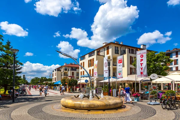 Swinoujscie Polen Juli 2019 Människor Som Går Över Promenadgatan Swinoujscie — Stockfoto