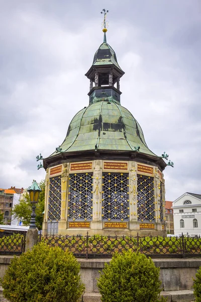 Wasserkunst Wismar 德国怀斯马市中心市场广场上的喷泉和纪念碑 建于1595 1602年 由乌得勒支建筑师菲利普 布兰登 Philip Brandin 是城市的象征 — 图库照片