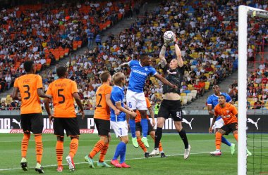 KYIV, UKRAINE - 10 AĞUSTOS 2021: Shakhtar Donetsk kalecisi Anatolii Trubin, UEFA Şampiyonlar Ligi üçüncü tur eleme karşılaşmasında Kyiv 'deki NSC Olimpiyskyi stadyumunda Genk' e karşı mücadele etti.