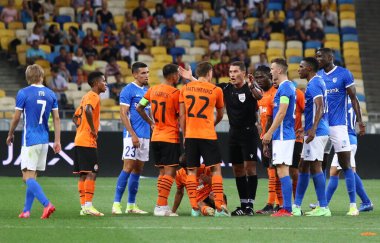 KYIV, UKRAINE - 10 AUGust 2021: Kyiv 'deki NSC Olimpiyskyi stadyumunda oynanan UEFA Şampiyonlar Ligi üçüncü tur eleme turu Shakhtar Donetsk v Genk maçında hakem Istvan Kovacs (Romanya) iş başında