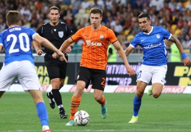 KYIV, UKRAINE - 10 AĞUSTOS 2021: Shakhtar Donetsk 'li Mykola Matviienko (C), UEFA Şampiyonlar Ligi üçüncü tur elemeleri sırasında Carel Eiting ve Genk' li Daniel Munoz ile bir top için mücadele ediyor.
