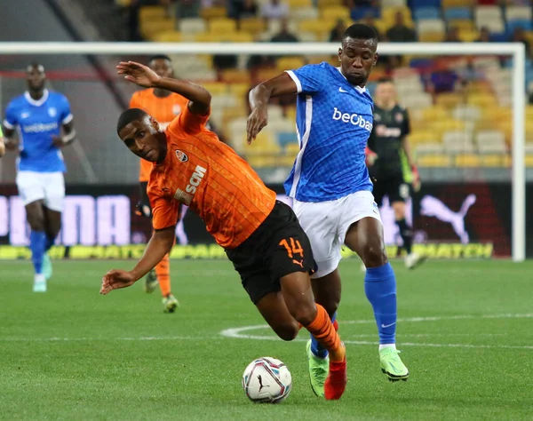 KYIV, UKRAINE - 10 AĞUSTOS 2021: Shakhtar Donetsk Tete (L) UEFA Şampiyonlar Ligi üçüncü tur elemeleri sırasında Genk takımından Paul Onuachu ile top için mücadele eder. Shakhtar 2-1 kazandı.