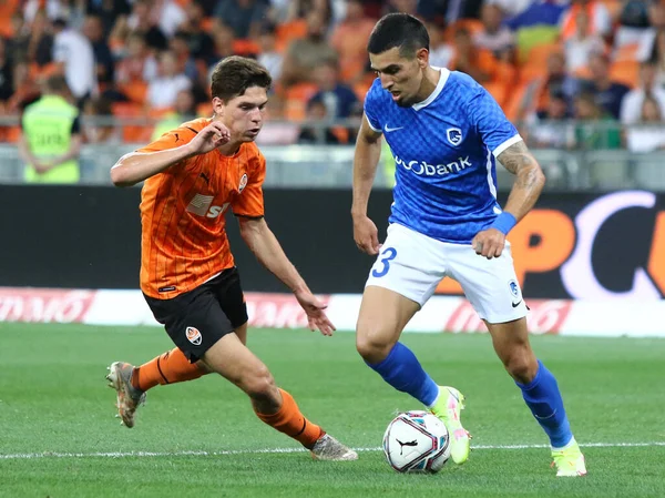 KYIV, UKRAINE - 10 AUGust 2021: Shakhtar Donetsk 'li Heorhii Sudakov (L) UEFA Şampiyonlar Ligi üçüncü tur elemeleri sırasında Genk' li Daniel Munoz ile top için mücadele ediyor.