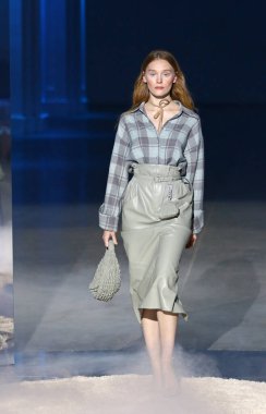 KYIV, UKRAINE - SEPTEMBER 2, 2021: Model, Ukrayna 'nın başkenti Kyiv' de bulunan Mystetskyi Arsenal 'de Ukrayna Moda Nosezon 2021 sırasında tasarımcı Katya SILCHENKO' nun bir eserini sunar.