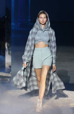 KYIV, UKRAINE - SEPTEMBER 2, 2021: Model, Ukrayna 'nın başkenti Kyiv' de bulunan Mystetskyi Arsenal 'de Ukrayna Moda Nosezon 2021 sırasında tasarımcı Katya SILCHENKO' nun bir eserini sunar.