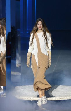 KYIV, UKRAINE - SEPTEMBER 2, 2021: Model, Ukrayna 'nın başkenti Kyiv' de bulunan Mystetskyi Arsenal 'de Ukrayna Moda Nosezon 2021 sırasında tasarımcı Katya SILCHENKO' nun bir eserini sunar.