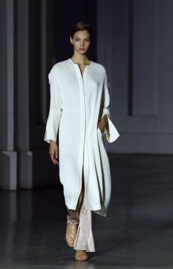 KYIV, UKRAINE - SEPTEMBER 2, 2021: Model Ukrayna 'nın başkenti Kyiv' de bulunan Mystetskyi Arsenal 'de Ukrayna Moda Nosezon 2021 sırasında tasarımcı VOROZHBYT & ZEMSKOVA tarafından yapılan bir eseri sunar.