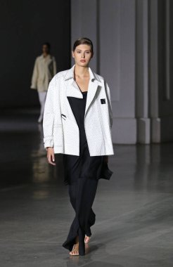 KYIV, UKRAINE - SEPTEMBER 2, 2021: Model Ukrayna 'nın başkenti Kyiv' de bulunan Mystetskyi Arsenal 'de Ukrayna Moda Nosezon 2021 sırasında tasarımcı VOROZHBYT & ZEMSKOVA tarafından yapılan bir eseri sunar.