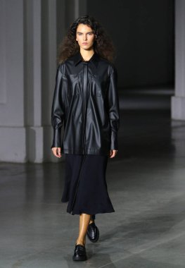 KYIV, UKRAINE - SEPTEMBER 2, 2021: Model Ukrayna 'nın başkenti Kyiv' de bulunan Mystetskyi Arsenal 'de Ukrayna Moda Nosezon 2021 sırasında tasarımcı VOROZHBYT & ZEMSKOVA tarafından yapılan bir eseri sunar.