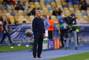 KYIV, UKRAINE - SEPTEMBER 14, 2021: Dinamo Kyiv teknik direktörü Mircea Lucescu, Kyiv 'deki NSC Olimpiyskyi stadyumunda oynanan UEFA Şampiyonlar Ligi karşılaşmasında Benfica' ya bakıyor