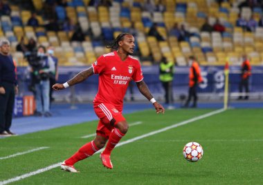 KYIV, UKRAINE - SEPTEMBER 14, 2021: Benfica 'lı Valentino Lazaro UEFA Şampiyonlar Ligi maçında Kyiv' deki NSC Olimpiyskyi stadyumunda Dinamo Kyiv 'e karşı bir topu kontrol ediyor