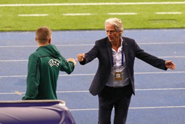 KYIV, UKRAINE - SEPTEMBER 14, 2021: Benfica teknik direktörü Jorge Jesus ve dördüncü hakem Craig Pawson (ENG) UEFA Şampiyonlar Ligi maçı sırasında Kyiv Olimpiyskyi 'deki NSC Olimpiyskyi Stadyumu' nda Dinamo Kyiv Benfica
