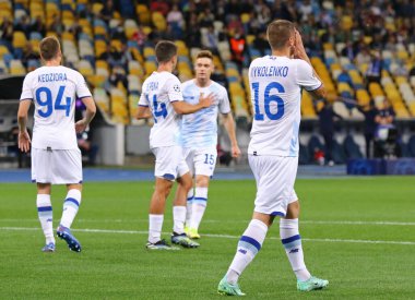 KYIV, UKRAINE - SEPTEMBER 14, 2021: Dinamo Kyiv oyuncuları UEFA Şampiyonlar Ligi maçında Ukrayna 'nın Kyiv kentindeki NSC Olimpiyskyi stadyumunda Benfica' ya karşı tepki verdiler
