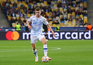 KYIV, UKRAINE - SEPTEMBER 14, 2021: Oleksandr Syrota of Dynamo Kyiv, UEFA Şampiyonlar Ligi maçında Benfica ile Kyiv 'deki NSC Olimpiyskyi Stadyumu' nda oynanan maçta topu kontrol ediyor.
